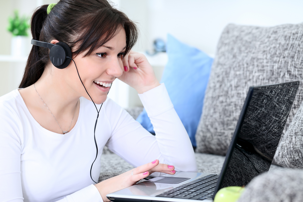 Разговор в интернете. Виртуальное общение. Как разговаривать через компьютер. Консультация по скайпу. Общение с компьютером.